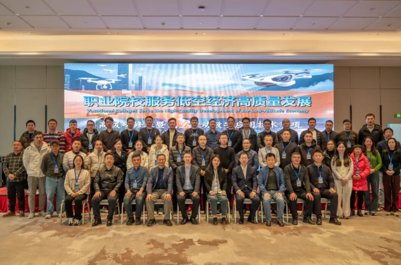 六自由度運(yùn)動(dòng)平臺——為低空經(jīng)濟(jì)高質(zhì)量發(fā)展注入核心動(dòng)力